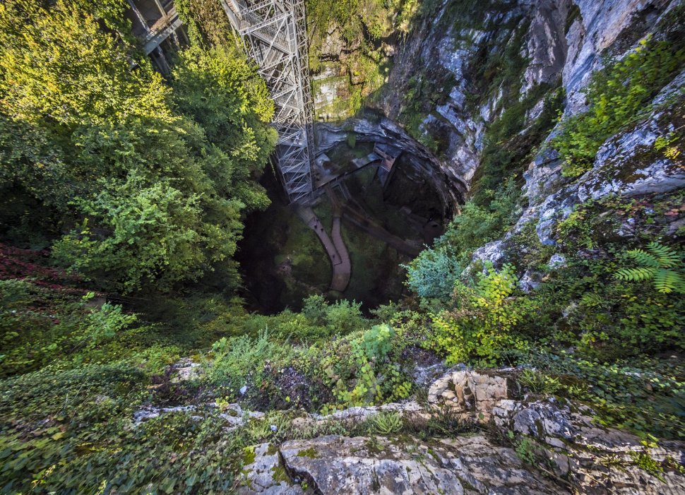 Aménagements des terres, autour du gouffre